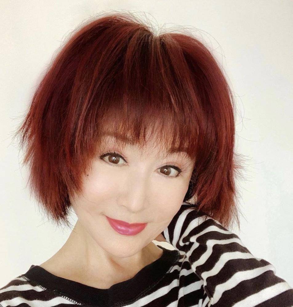 的年龄却拥有30岁的样貌,这样的评价用在潘迎紫身上似乎一点也不夸张