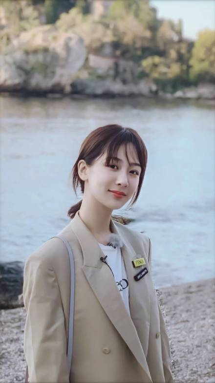 谭松韵|硬刚了？谭松韵经纪人点赞内涵宋茜微博，金鹰女神一波三折