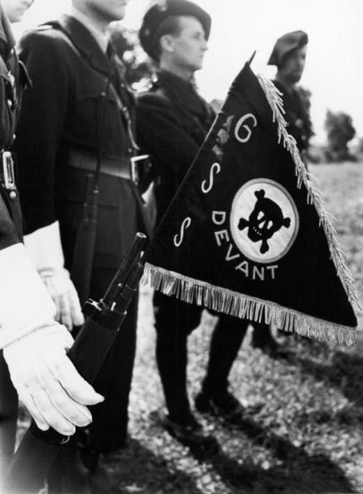 1941年,正在训练的法国警察,没有枪,没有炮,武器靠缴获