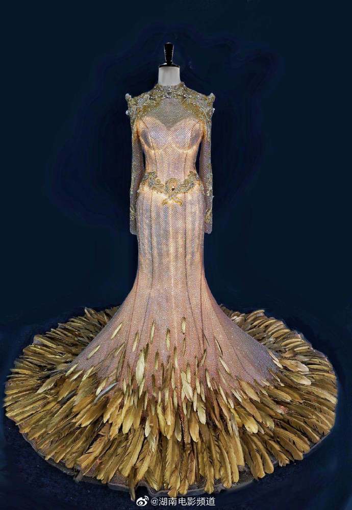 谭松韵|硬刚了？谭松韵经纪人点赞内涵宋茜微博，金鹰女神一波三折