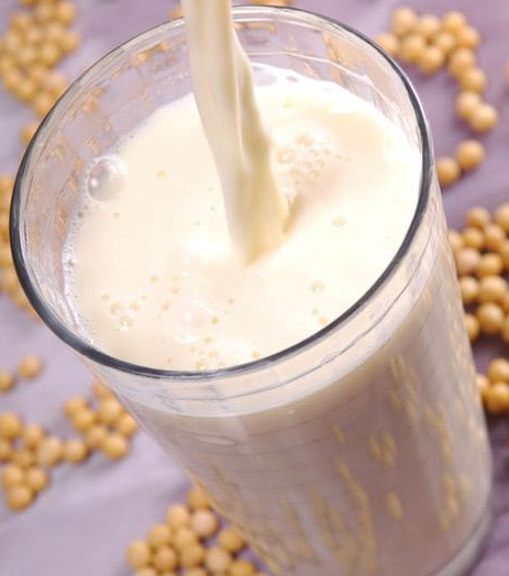 鲜豆浆四季都可饮用,秋季饮豆浆,滋阴润燥,调和阴阳,所以秋天早餐喝一