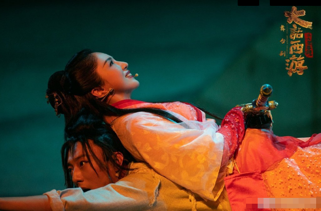 董璇|恋情再添佐证？董璇苏小玎同晒四宫格照打卡，被扒在同一地点拍摄