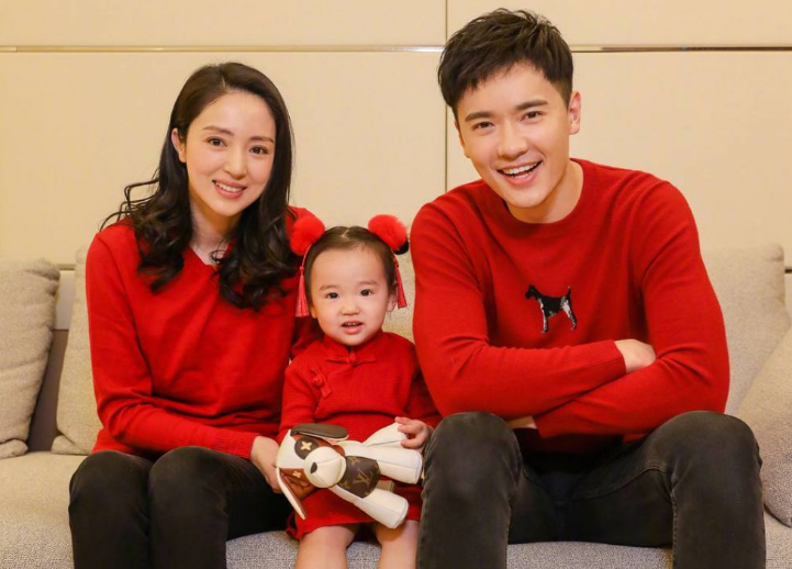 董璇|恋情再添佐证？董璇苏小玎同晒四宫格照打卡，被扒在同一地点拍摄