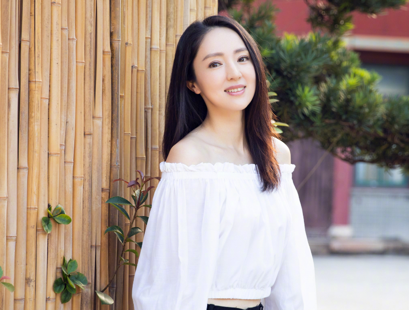 董璇|恋情再添佐证？董璇苏小玎同晒四宫格照打卡，被扒在同一地点拍摄