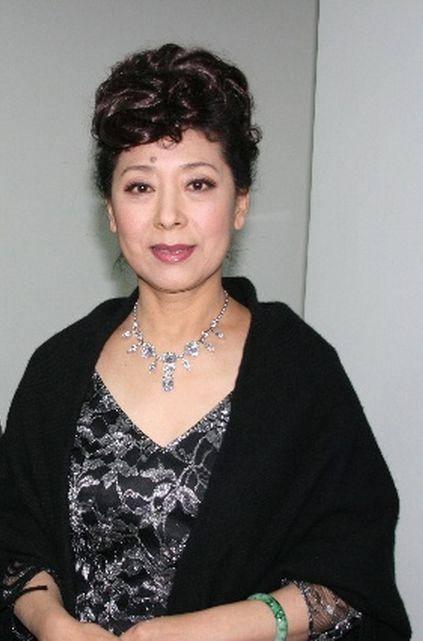 关牧村老得真优雅,穿黑裙配波浪卷发端庄大气,肩上披围巾超有范