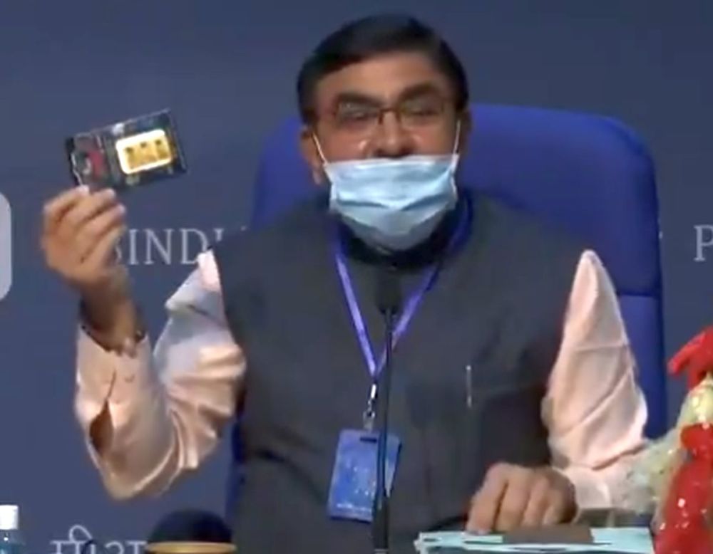 卡迪利亚|印度官员称在手机中放入牛粪芯片可防辐射，自己人都看不下去了