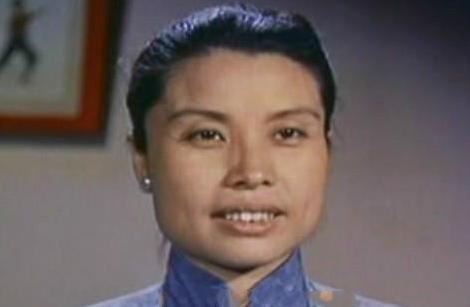 经过几年的打拼,罗珍成为了一名演员,还把自己的名字改为"红薇",在