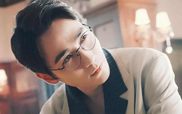 朱一龙|朱一龙事件再升级！站姐脱粉回踩晒未修生图，秃头水桶腰惨不忍睹