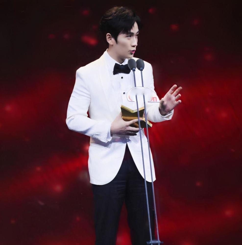 朱一龙|朱一龙事件再升级！站姐脱粉回踩晒未修生图，秃头水桶腰惨不忍睹