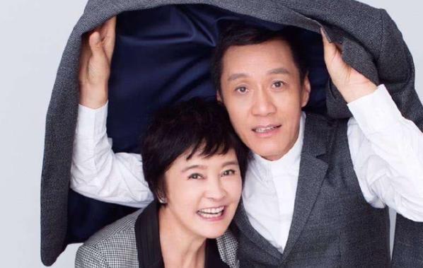冯远征为了不让妻子再受生育的痛苦,便与妻子协商做"丁克".