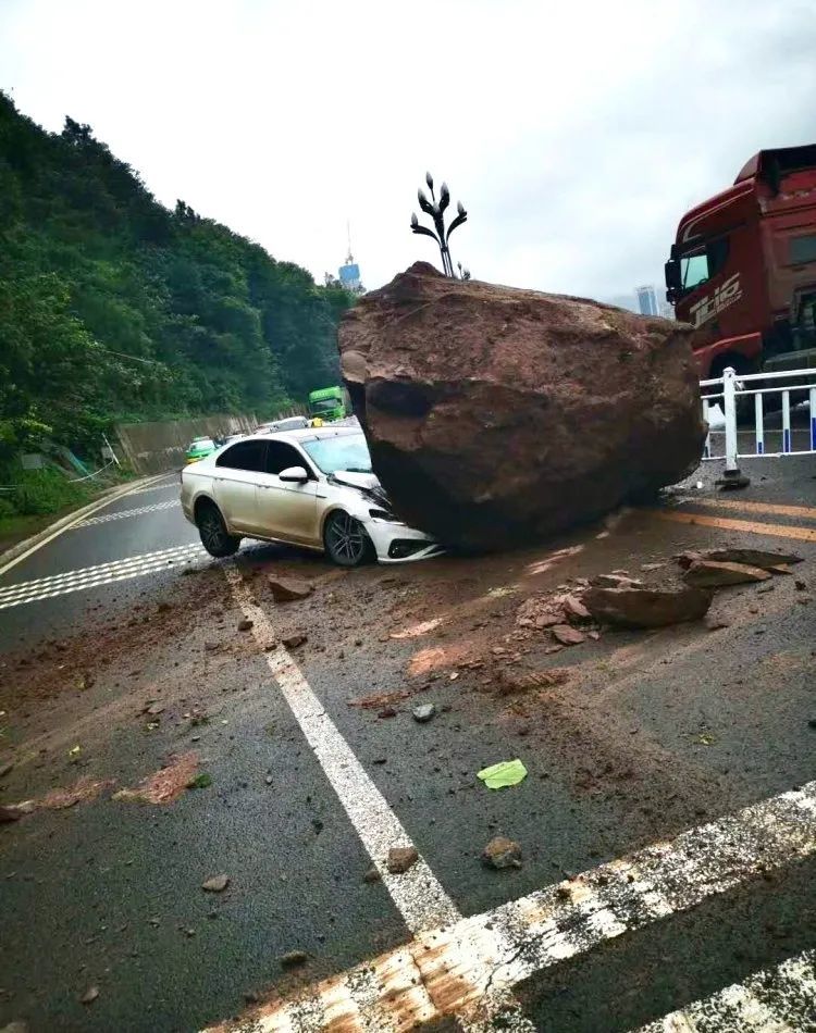 79万元!白塔山下被巨石砸中的小车,拿到保险理赔了