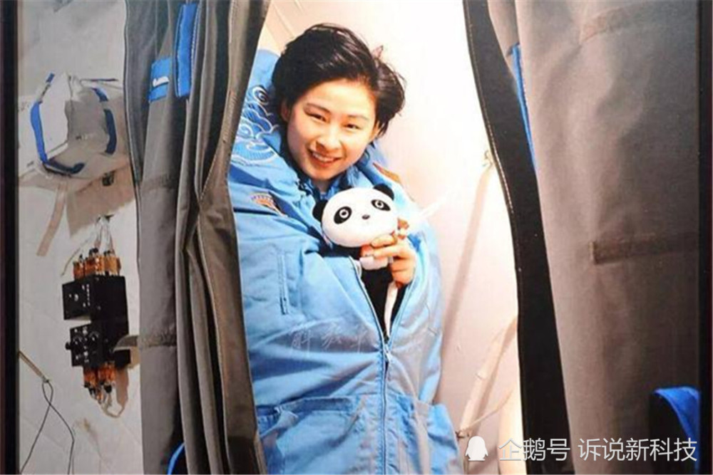 太空舱|在太空舱内，女宇航员要怎样上厕所和洗澡？隐私问题该咋办？