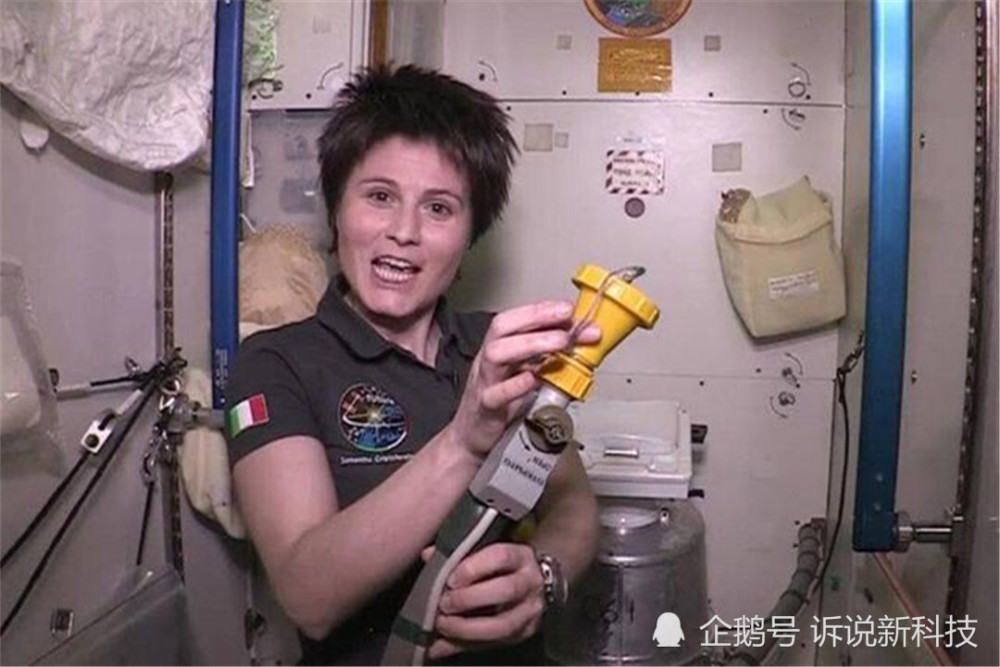 太空舱|在太空舱内，女宇航员要怎样上厕所和洗澡？隐私问题该咋办？