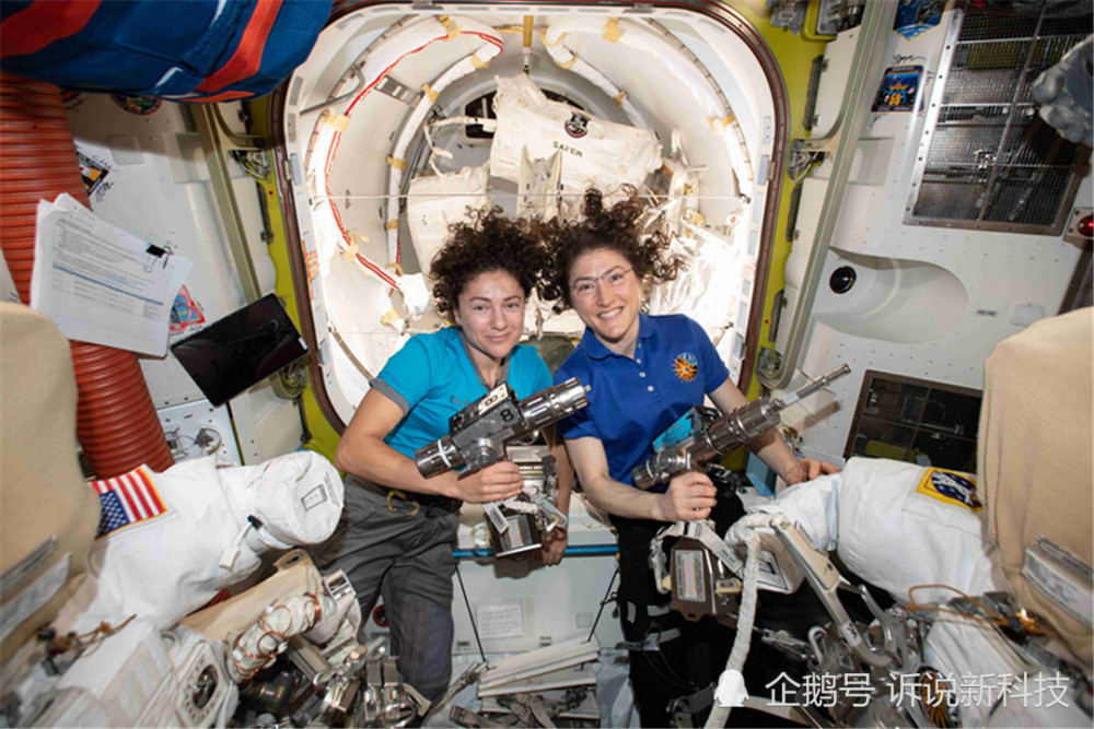 太空舱|在太空舱内，女宇航员要怎样上厕所和洗澡？隐私问题该咋办？