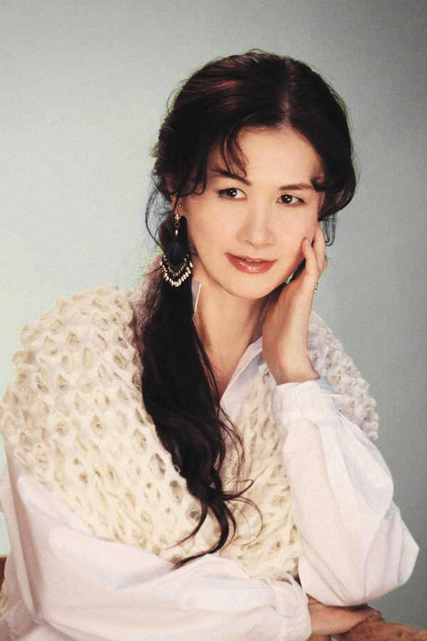 日本国宝歌姬68岁中岛美雪画报公开,身披白纱仙气足状态好,至今未婚