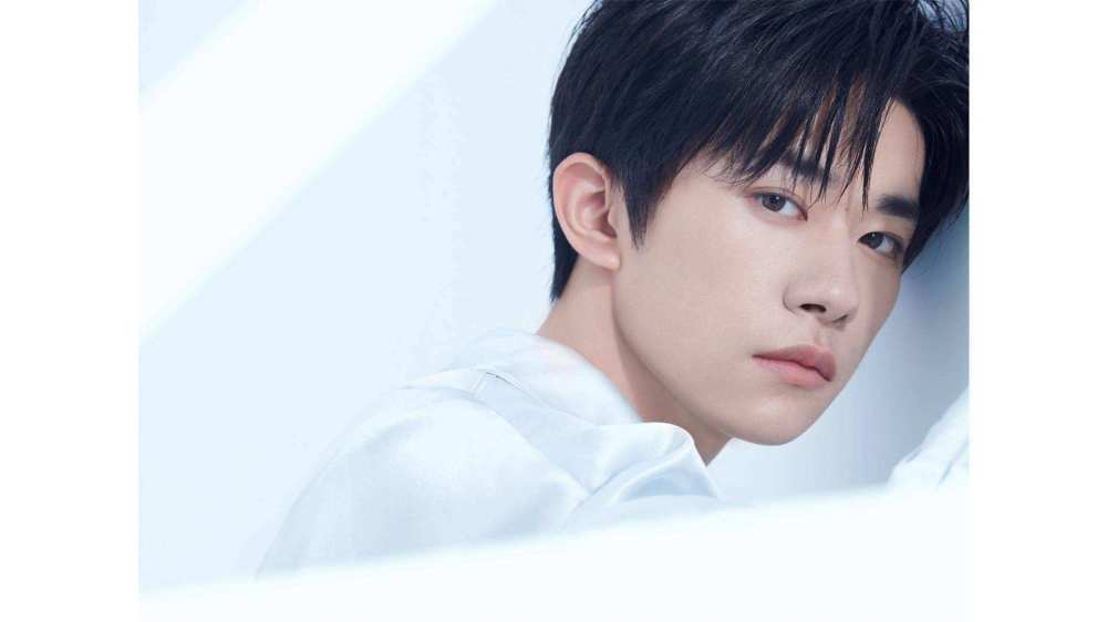 易烊千玺|易烊千玺半张脸杂志照曝光，皮肤状态差痘坑明显，被网友吐槽：丑