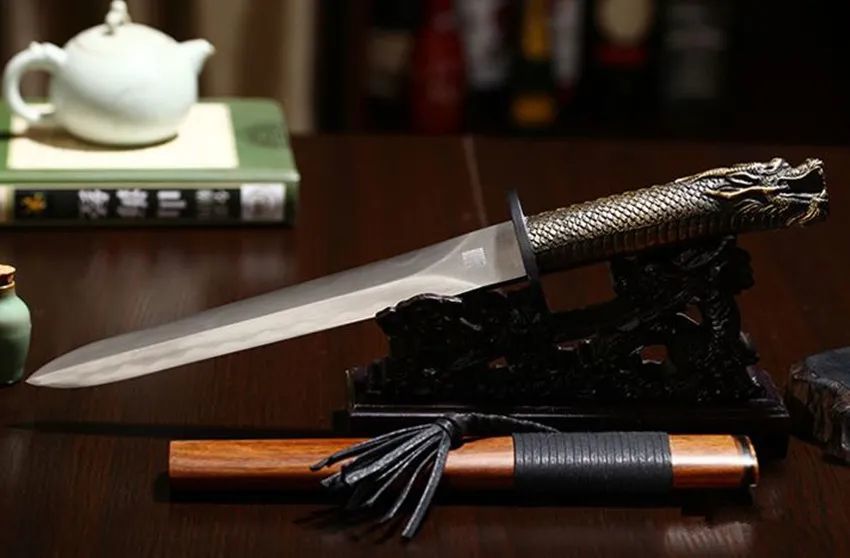 短剑(短刀),有长49一67厘米,宽4一5厘米的剑(刀)身,十字形或弓形的剑