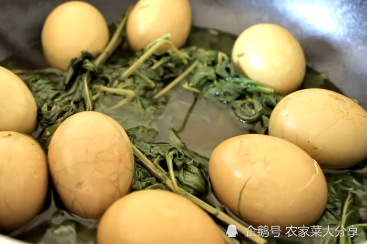 艾叶煮鸡蛋的做法(艾叶煮鸡蛋的做法及功效作用)