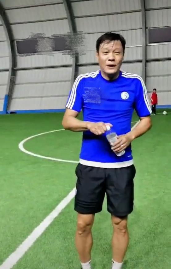 50岁范志毅罕露面,身材精壮似小伙,娇妻撞脸翁虹比女儿还显小