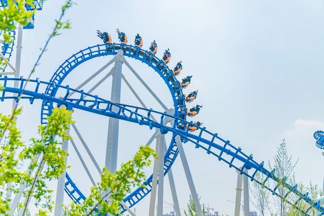 4. 火流星大摆锤,跳楼机,过山车哪个一个更刺激?