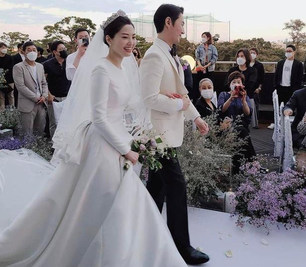 恭喜40岁韩国男神junjin宣布结婚老婆是相恋三年的空姐