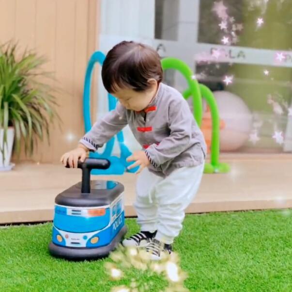 张纪中|张纪中娇妻把一岁半儿子送幼儿园，寄宿在校，在家为老公酿桂花酒