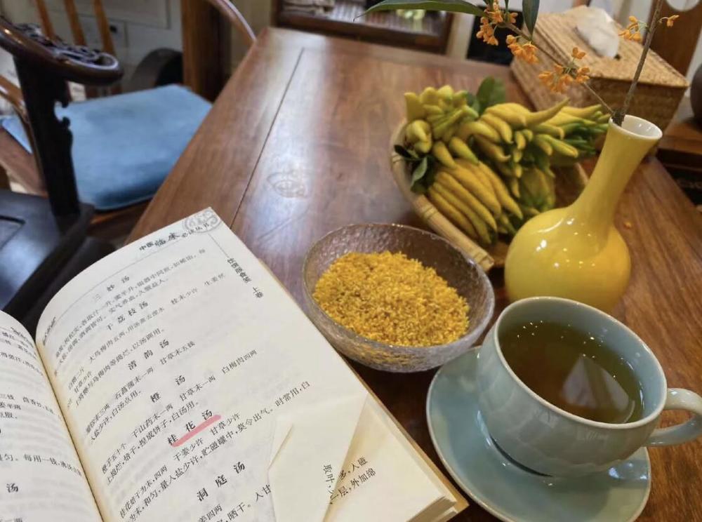 张纪中|张纪中娇妻把一岁半儿子送幼儿园，寄宿在校，在家为老公酿桂花酒