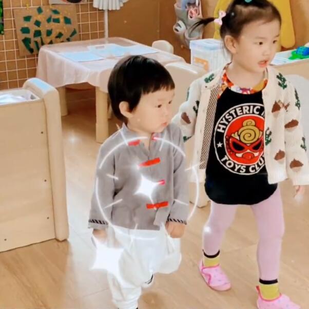 张纪中|张纪中娇妻把一岁半儿子送幼儿园，寄宿在校，在家为老公酿桂花酒