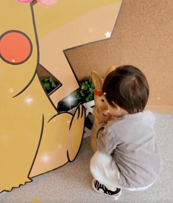 张纪中|张纪中娇妻把一岁半儿子送幼儿园，寄宿在校，在家为老公酿桂花酒