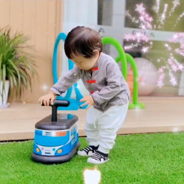 张纪中|张纪中娇妻把一岁半儿子送幼儿园，寄宿在校，在家为老公酿桂花酒