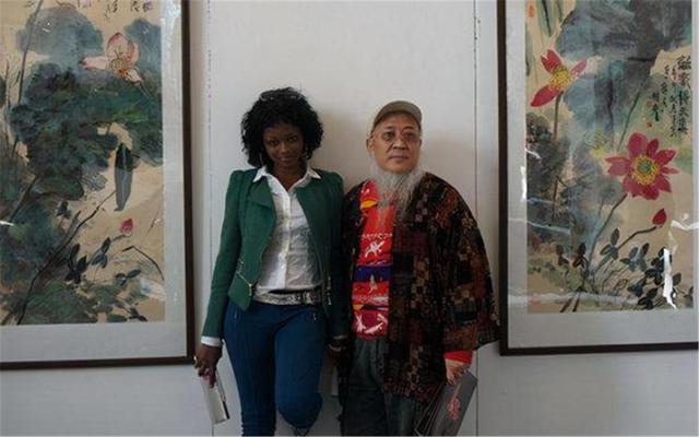 52岁中国画家沉迷21岁非洲美女为娶她花4千万现今如何