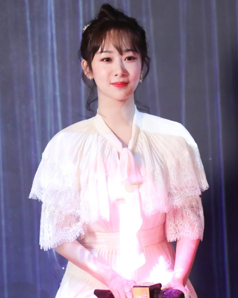 杨紫|杨紫发文：只能说长发跟我无缘叭，看完配图，感觉杨紫真说对了