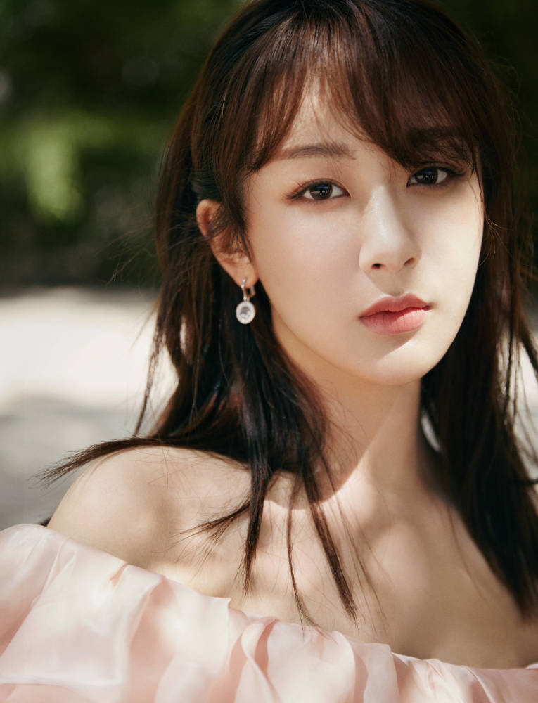 杨紫|杨紫发文：只能说长发跟我无缘叭，看完配图，感觉杨紫真说对了