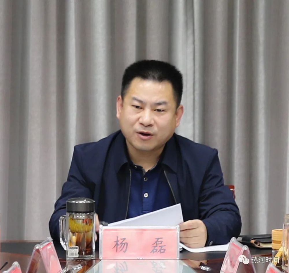 10月13日,双桥区政府召开领导碰头会,政府代区长杨磊主持会议,区领导