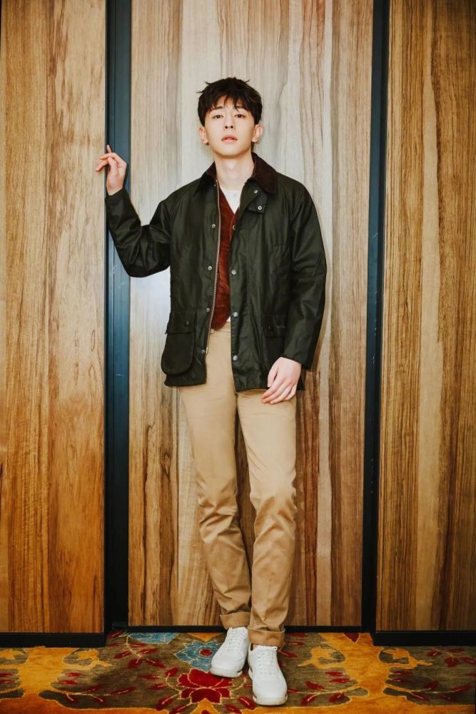 "没活"的邓伦,穿皮衣帅气有型,一点没有失业的感觉