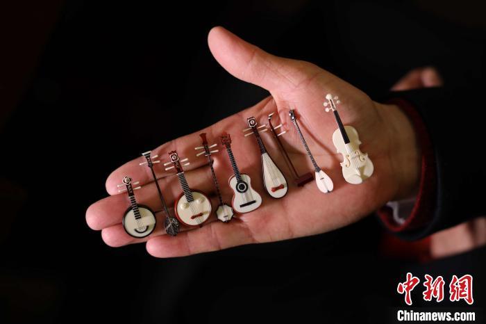 古稀老人的微雕传承路刻入中华文化为作品注魂