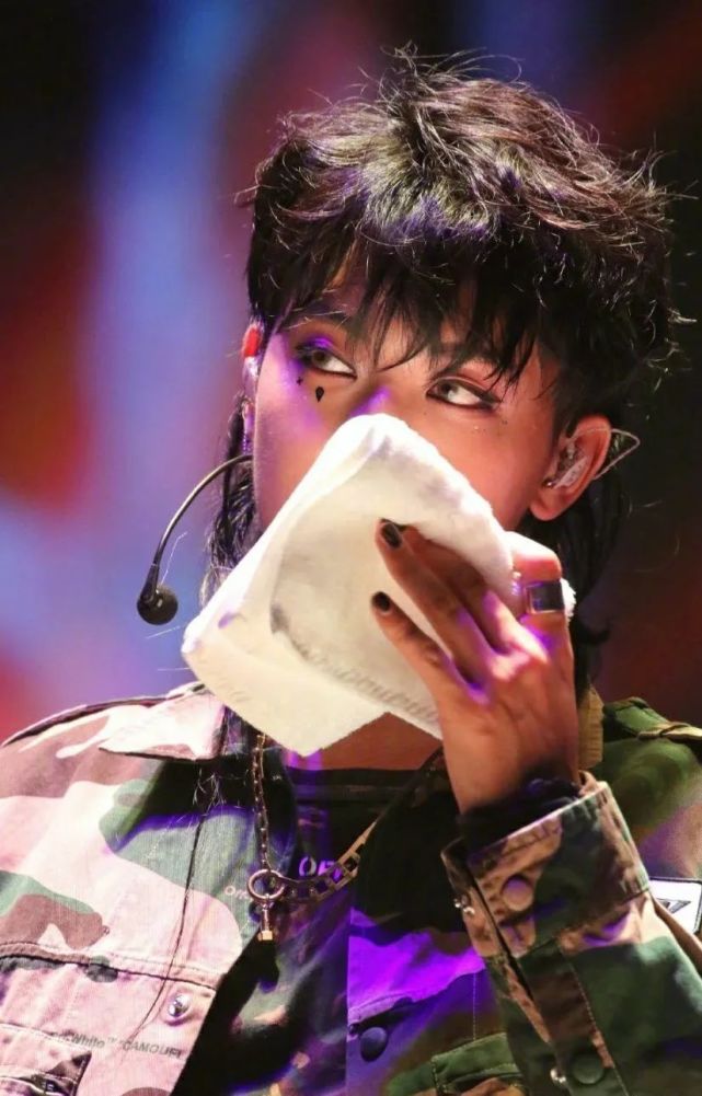 吴亦凡,黄子韬也是美甲爱好者.