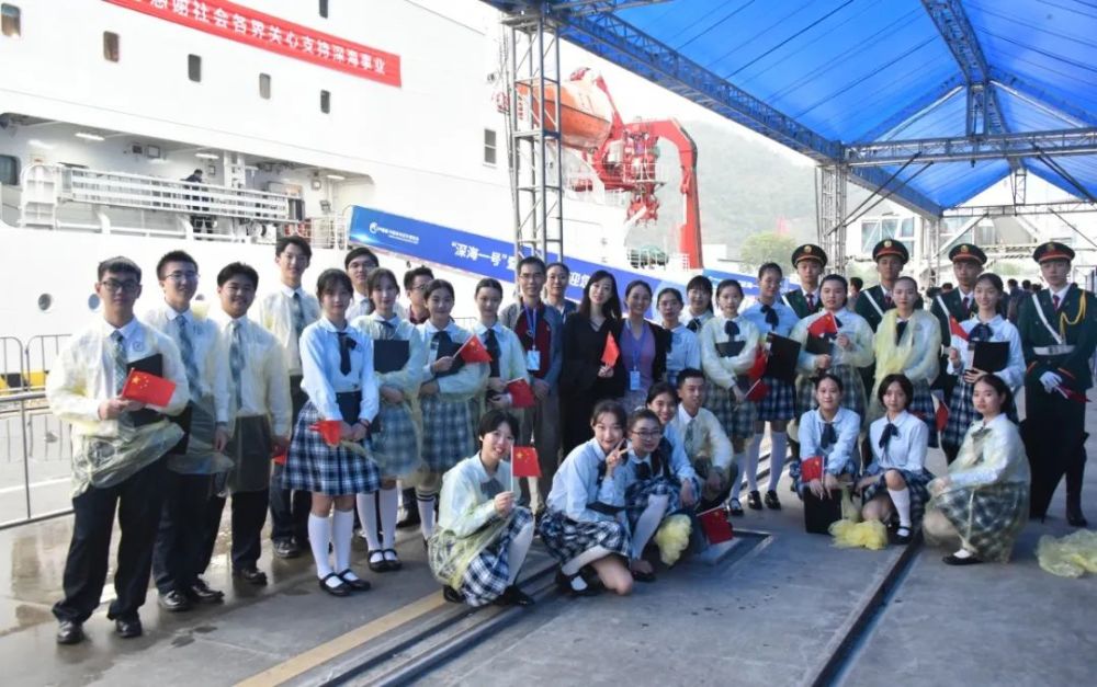 深大附中|深大附中“精灵之羽”合唱团放歌中国海博会