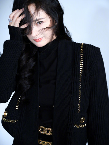 魏大勋|魏大勋被曝求婚杨幂多次被拒，本尊疑晒照回应，挤微笑尽显无奈