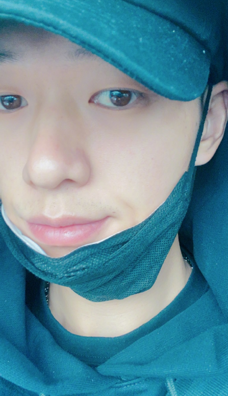 魏大勋|魏大勋被曝求婚杨幂多次被拒，本尊疑晒照回应，挤微笑尽显无奈