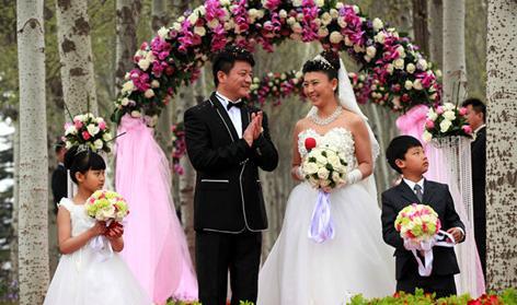 闫学晶|48岁闫学晶二婚老公正面疑曝光，为其高龄生女，前夫是富豪老板