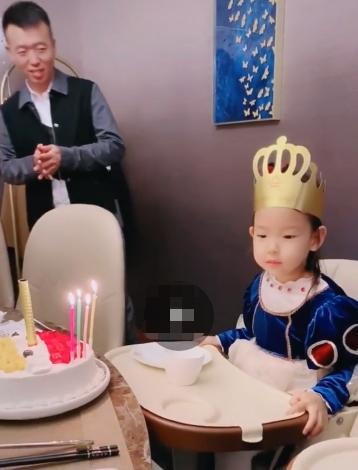 闫学晶|48岁闫学晶二婚老公正面疑曝光，为其高龄生女，前夫是富豪老板