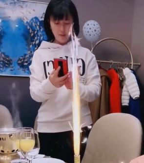 闫学晶|48岁闫学晶二婚老公正面疑曝光，为其高龄生女，前夫是富豪老板