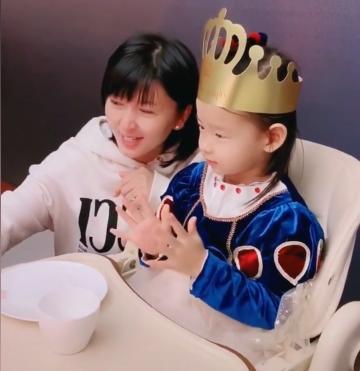 闫学晶|48岁闫学晶二婚老公正面疑曝光，为其高龄生女，前夫是富豪老板