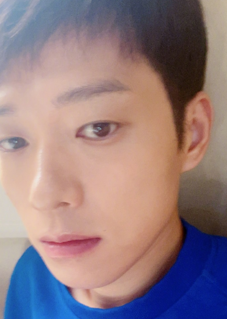 魏大勋|魏大勋被曝求婚杨幂多次被拒，本尊疑晒照回应，挤微笑尽显无奈