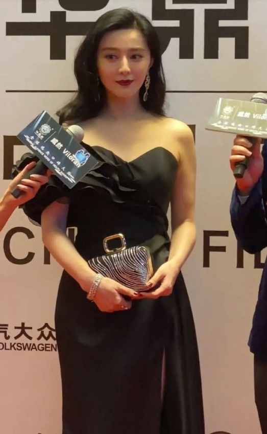 范冰冰|李晨会后悔吗？范冰冰复出势如破竹，活动站C位、特邀嘉宾身份牛