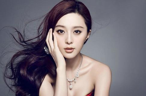 范冰冰|李晨会后悔吗？范冰冰复出势如破竹，活动站C位、特邀嘉宾身份牛