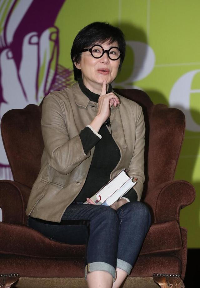 林青霞素颜照片太真实衣着朴素没特点看着和普通人没什么差别