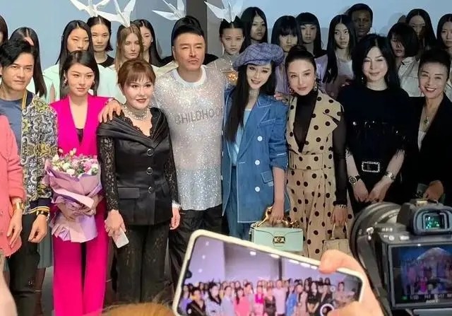 范冰冰|李晨会后悔吗？范冰冰复出势如破竹，活动站C位、特邀嘉宾身份牛