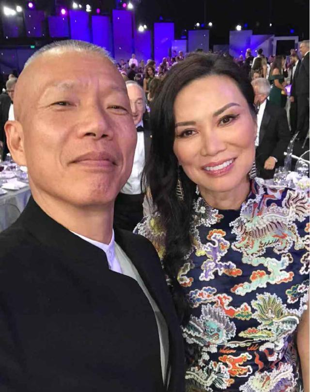 邓文迪充满东方古典美穿紧身龙云纹旗袍出镜气势不输身边人